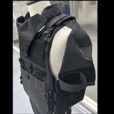 Costume di protezione tattica completa con protezioni per le gambe e borse nascoste.