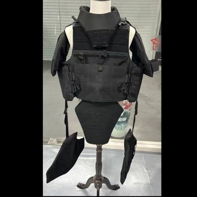Costume di protezione tattica completa con protezioni per le gambe e borse nascoste.