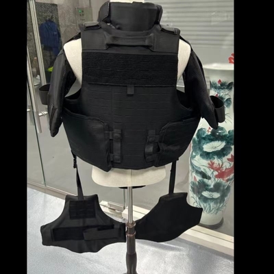 Costume di protezione tattica completa con protezioni per le gambe e borse nascoste.