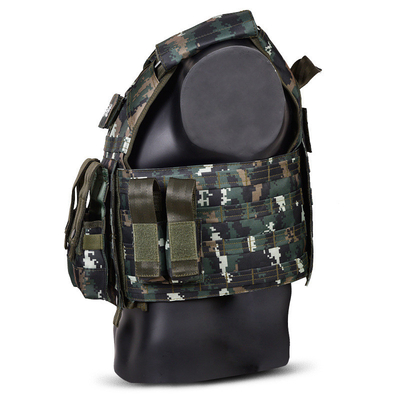 Esempio di giubbotto a prova di proiettile tattico militare con chiusura a bottone per indossare comodamente