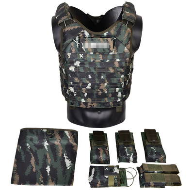 Esempio di giubbotto a prova di proiettile tattico militare con chiusura a bottone per indossare comodamente