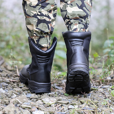 Boots tattici da combattimento costruiti per resistere alle esigenze delle operazioni di combattimento e tattiche