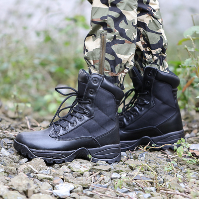 Boots tattici da combattimento costruiti per resistere alle esigenze delle operazioni di combattimento e tattiche